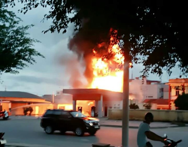 Kinh hãi đốt vàng mã đốt luôn cả cây xăng, gây chết người