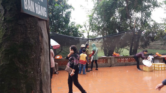 Hà Nội: Người dân vô tư rắc muối, gạo ngay trước biển cấm ở đền Và