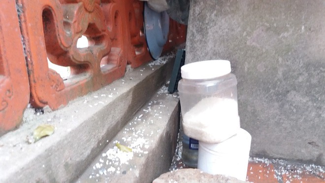 Hà Nội: Người dân vô tư rắc muối, gạo ngay trước biển cấm ở đền Và