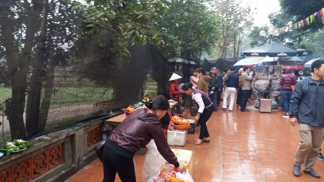 Hà Nội: Người dân vô tư rắc muối, gạo ngay trước biển cấm ở đền Và