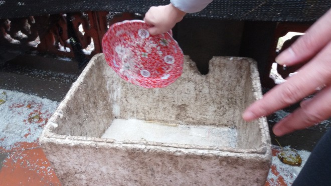 Hà Nội: Người dân vô tư rắc muối, gạo ngay trước biển cấm ở đền Và