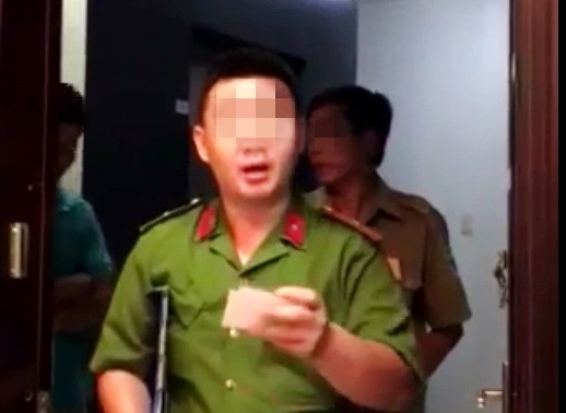 Nửa đêm bị dựng dậy kiểm tra hành chính, có sai luật?