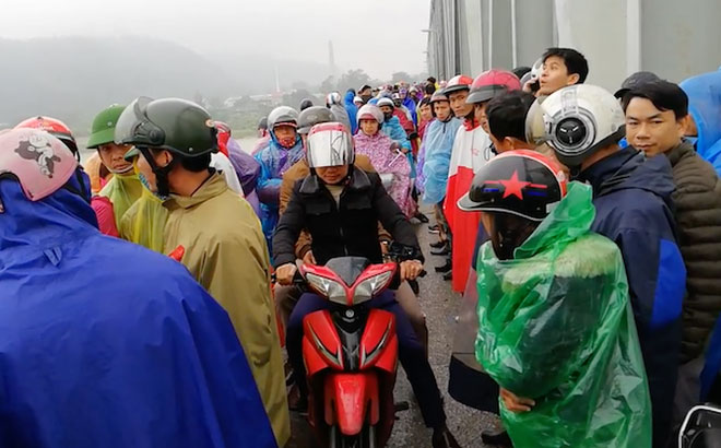 Hàng trăm người đứng chật cầu theo dõi tìm kiếm người phụ nữ nhảy sông tự tử Hàng trăm người đứng chật cầu theo dõi tìm kiếm người phụ nữ nhảy sông tự tử