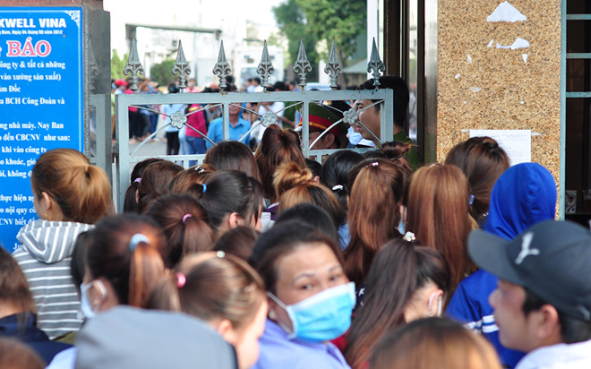 Nghìn công nhân bị nợ lương đứng kín cổng công ty chờ việc