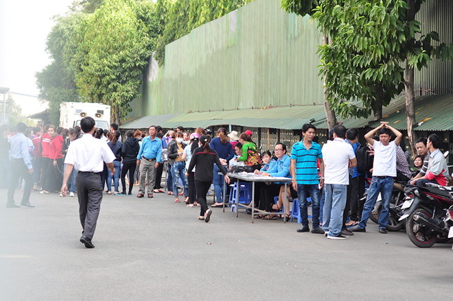 Nghìn công nhân bị nợ lương đứng kín cổng công ty chờ việc