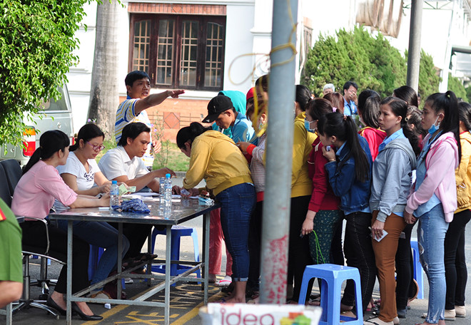 Công nhân bị nợ lương ra về trong tuyệt vọng