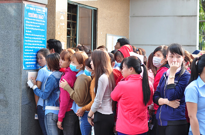 Nghìn công nhân bị nợ lương đứng kín cổng công ty chờ việc