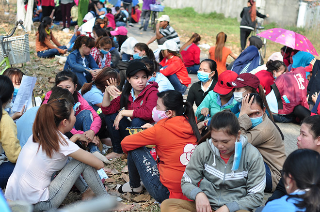 Công nhân bị nợ lương ra về trong tuyệt vọng