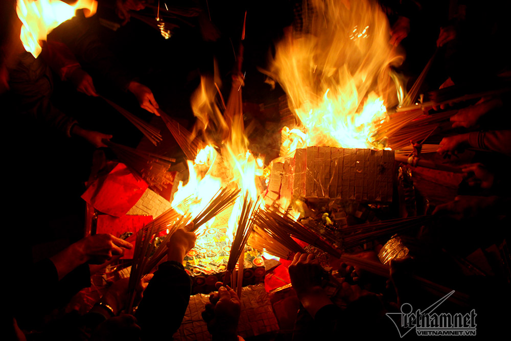 Đốt hàng chục kg vàng mã, chia lửa lấy đỏ đầu năm ở Hà Nội