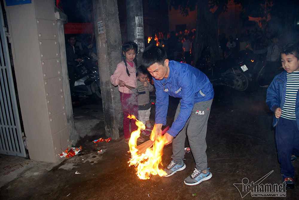 Đốt hàng chục kg vàng mã, chia lửa lấy đỏ đầu năm ở Hà Nội