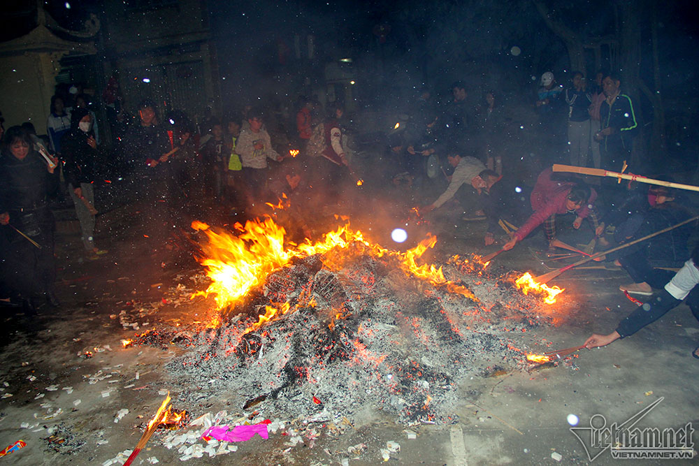 Đốt hàng chục kg vàng mã, chia lửa lấy đỏ đầu năm ở Hà Nội