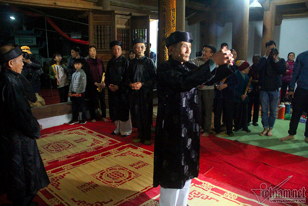 Đốt hàng chục kg vàng mã, chia lửa lấy đỏ đầu năm ở Hà Nội