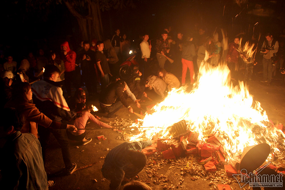 Đốt hàng chục kg vàng mã, chia lửa lấy đỏ đầu năm ở Hà Nội
