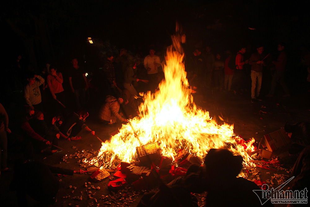 Đốt hàng chục kg vàng mã, chia lửa lấy đỏ đầu năm ở Hà Nội