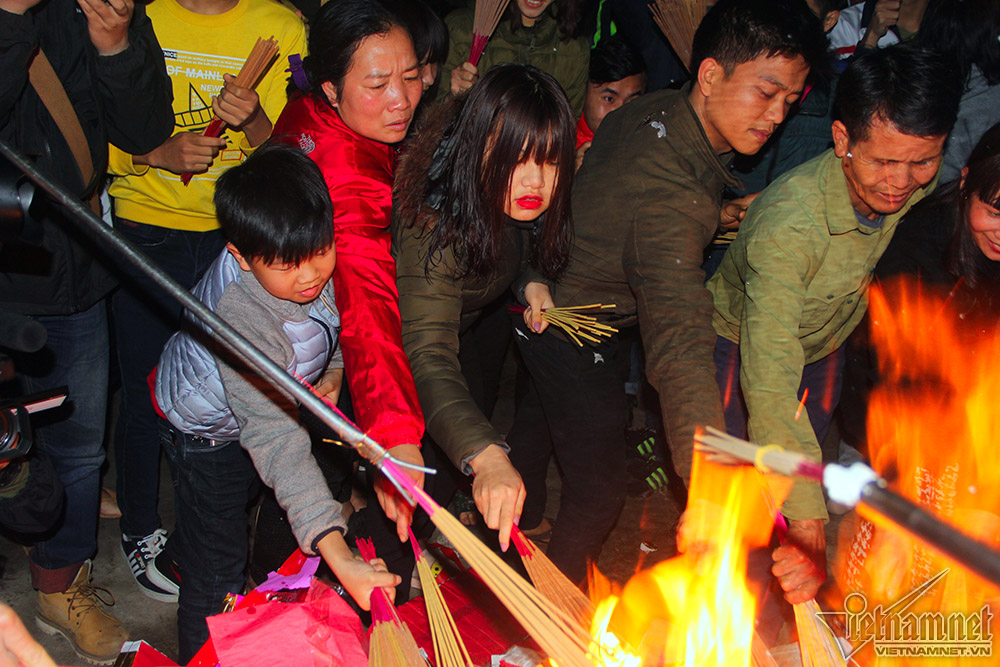 Đốt hàng chục kg vàng mã, chia lửa lấy đỏ đầu năm ở Hà Nội