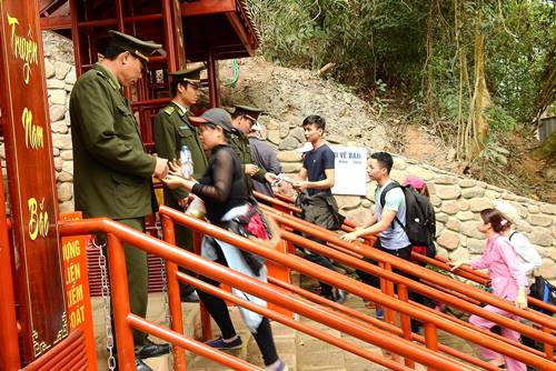 Người dân thắc mắc đi lễ chùa ở Yên Tử phải nộp phí