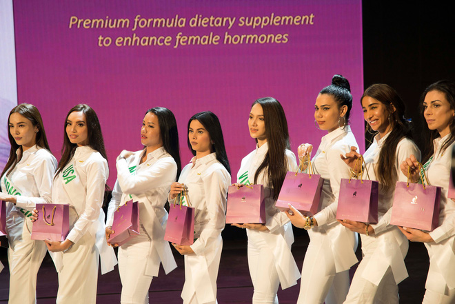 Hương Giang trả lời phỏng vấn bằng tiếng Anh quá thông minh, khiến đệ nhất mỹ nhân Thái Diana sửng sốt