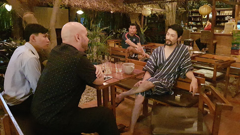 Johnny Trí Nguyễn mời võ sư Flores quay lại võ đường đàm đạo