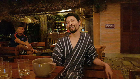 Johnny Trí Nguyễn mời võ sư Flores quay lại võ đường đàm đạo