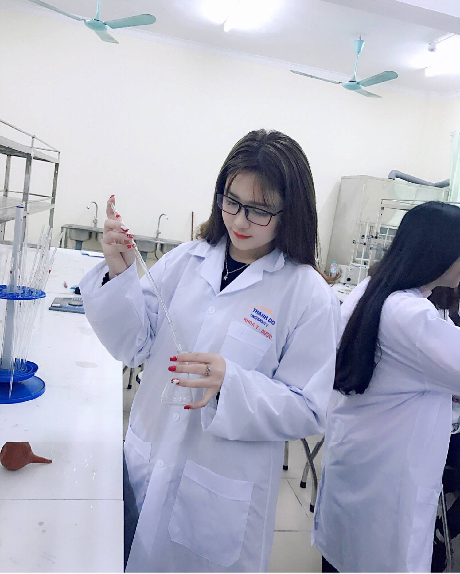 Nữ sinh ngành Y Dược gặp sóng gió khi khoe ảnh lần đầu thực hành ở phòng thí nghiệm