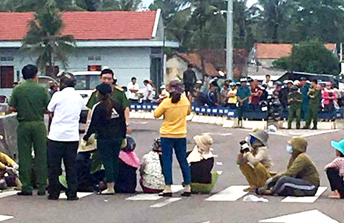 Hàng chục phụ nữ chặn quốc lộ phản đối dự án nhà máy hải sản