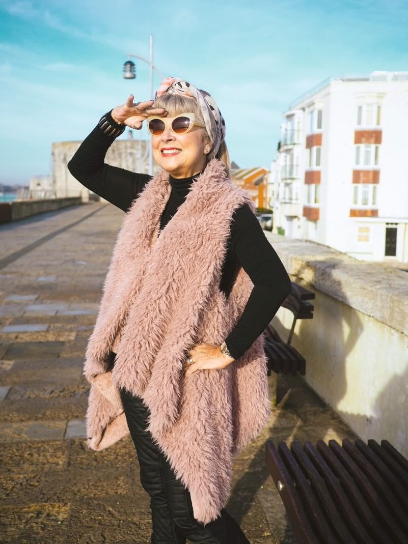 Bà lão 68 tuổi được hâm mộ vì sành điệu như thiếu nữ đôi mươi