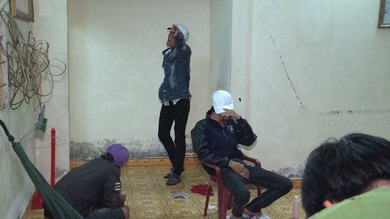 Nhóm nam nữ tàng trữ vũ khí nóng, phê ma túy trong nhà vắng chủ