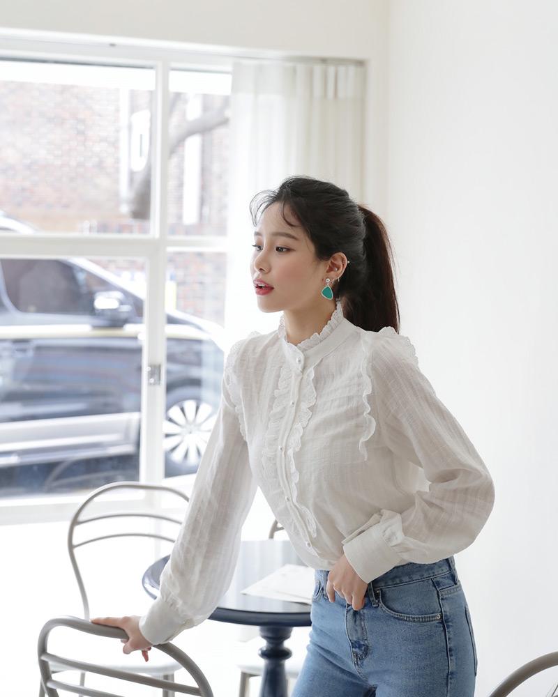 Chị em không thể thiếu kiểu áo sơ mi mặc thế nào cũng đẹp xuất sắc thế này được!