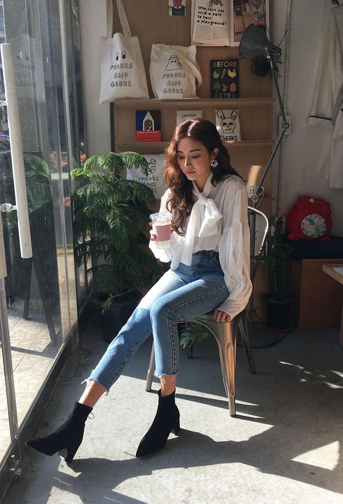 Chị em không thể thiếu kiểu áo sơ mi mặc thế nào cũng đẹp xuất sắc thế này được!