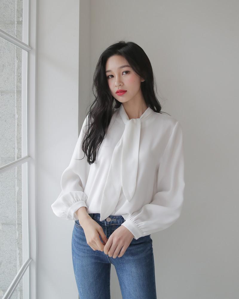 Chị em không thể thiếu kiểu áo sơ mi mặc thế nào cũng đẹp xuất sắc thế này được!