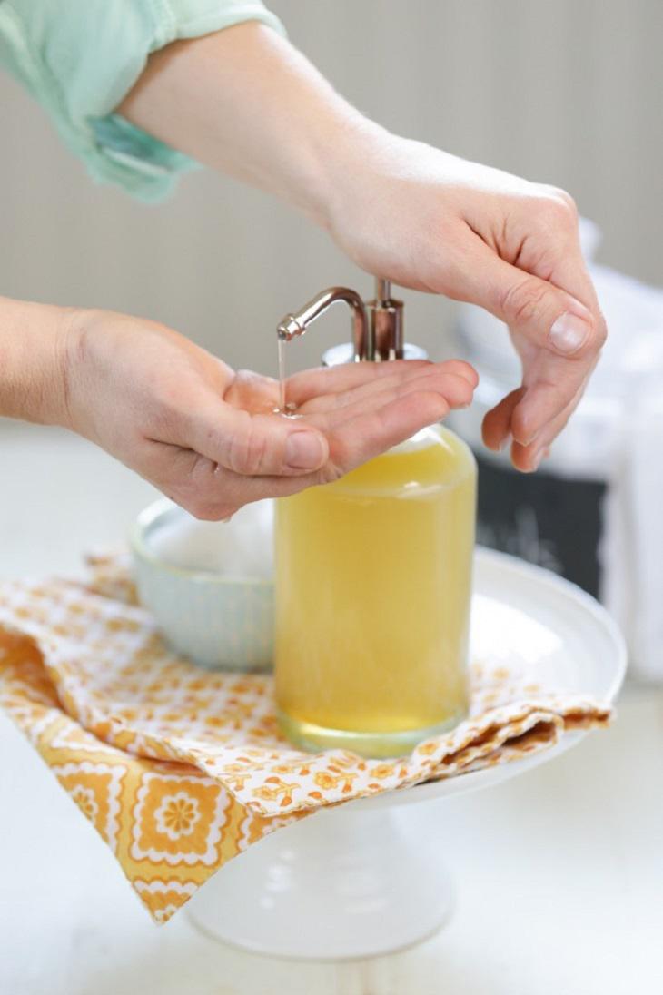 Áo bị dính vết son, các anh mượn luôn thứ này của vợ bôi lên là sạch ngay tức khắc Áo bị dính vết son, các anh mượn luôn thứ này của vợ bôi lên là sạch ngay tức khắc