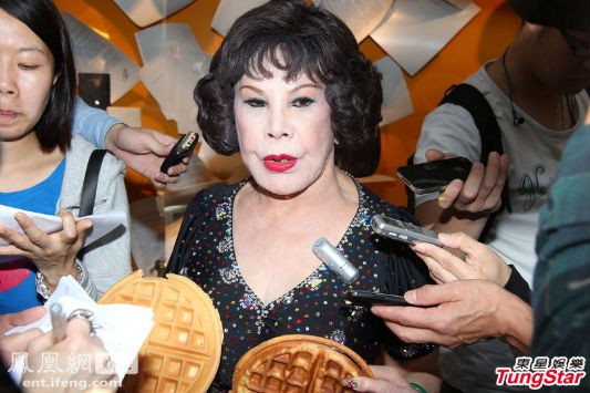 Hai thảm họa dao kéo Hồng Kông mặt biến dạng vì thẩm mỹ hỏng ở tuổi xế chiều