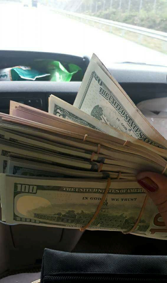 Vợ chồng tài xế taxi trả 17.000 USD, MacBook cho khách Tây bỏ quên