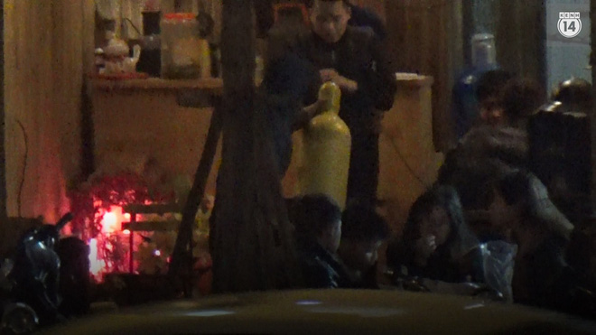 Giật mình bóng cười tràn ra vỉa hè phố lớn Xã Đàn ngay sau Tết, được mua bán ngang nhiên như một cốc trà đá