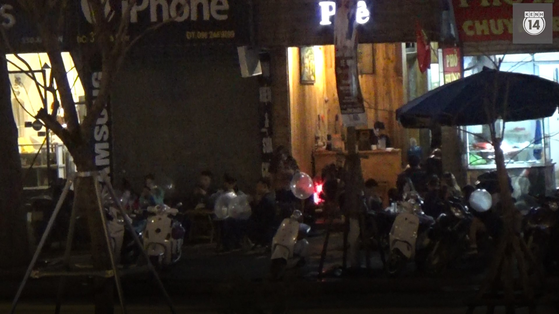 Giật mình bóng cười tràn ra vỉa hè phố lớn Xã Đàn ngay sau Tết, được mua bán ngang nhiên như một cốc trà đá