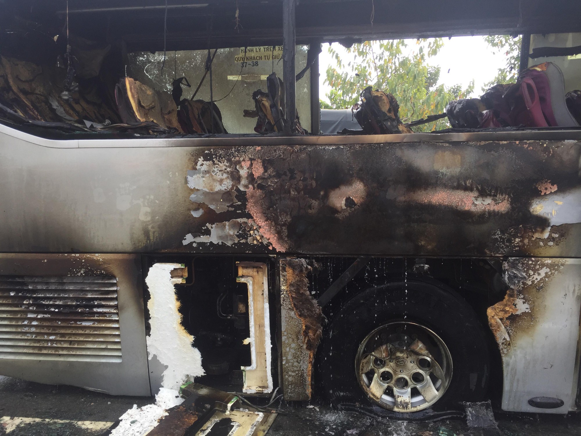 Nhiều phụ nữ, trẻ em hoảng loạn khi xe khách nổ lớp bốc cháy nghi ngút trên đại lộ ở Sài Gòn