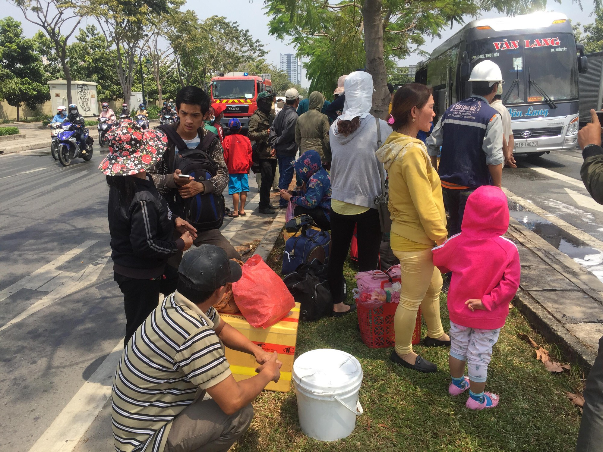 Nhiều phụ nữ, trẻ em hoảng loạn khi xe khách nổ lớp bốc cháy nghi ngút trên đại lộ ở Sài Gòn