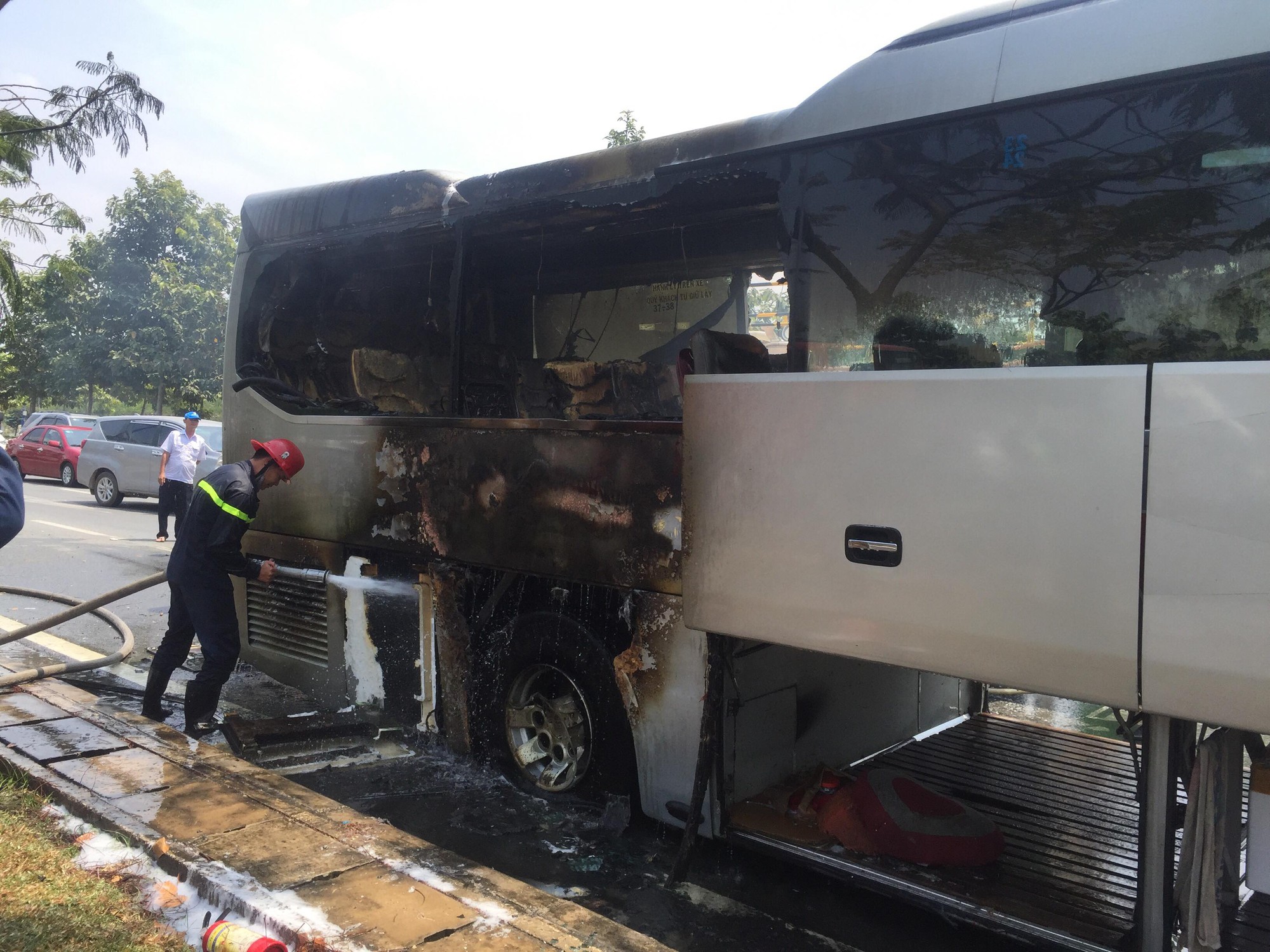 Nhiều phụ nữ, trẻ em hoảng loạn khi xe khách nổ lớp bốc cháy nghi ngút trên đại lộ ở Sài Gòn