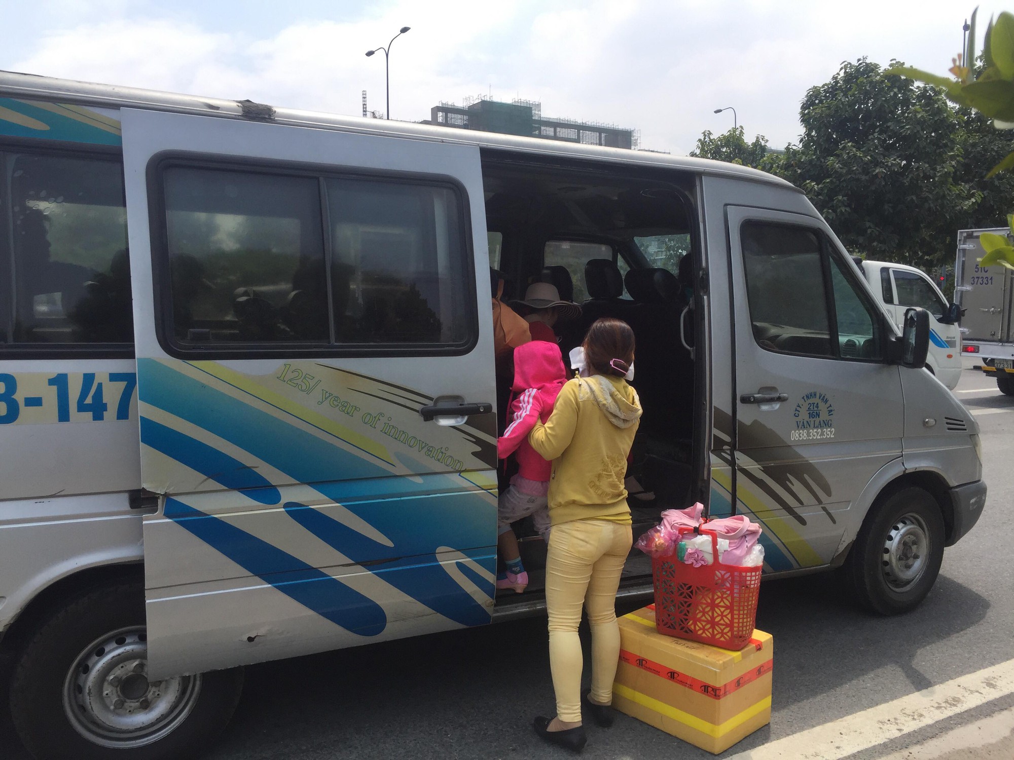 Nhiều phụ nữ, trẻ em hoảng loạn khi xe khách nổ lớp bốc cháy nghi ngút trên đại lộ ở Sài Gòn