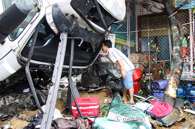 Xe container tông ôtô giường nằm, phụ lái văng xuống đường tử vong