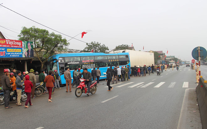 Xe container tông ôtô giường nằm, phụ lái văng xuống đường tử vong