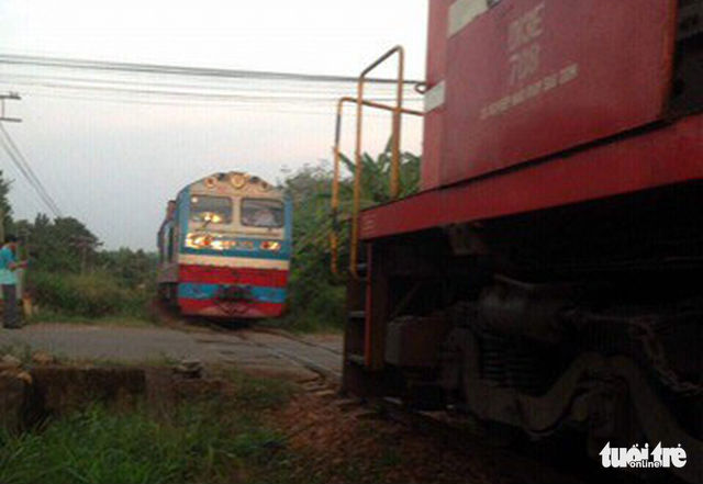Hai tàu hỏa suýt tông nhau ở ga Dầu Giây