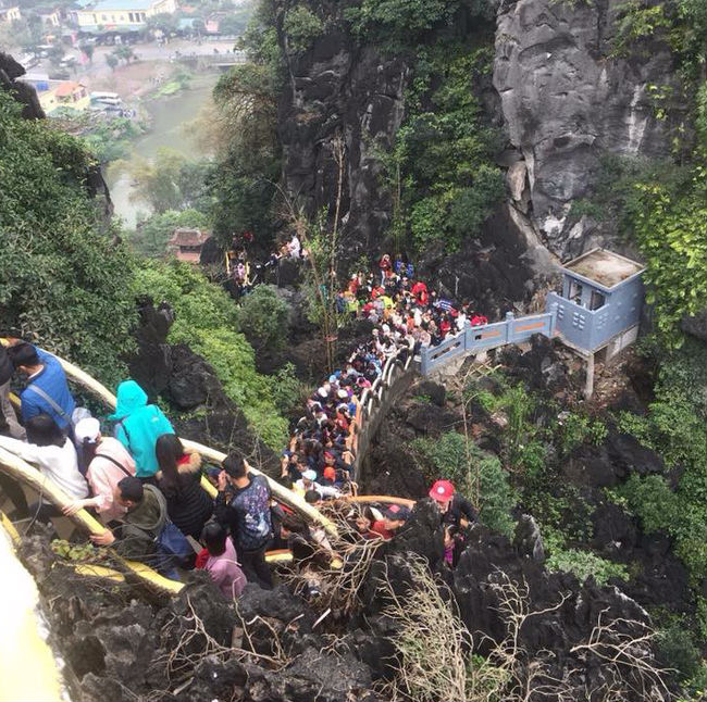 Ninh Bình: Biển người chen lấn đến ngộp thở tại thắng cảnh Tràng An Ninh Bình: Biển người chen lấn đến ngộp thở tại thắng cảnh Tràng An