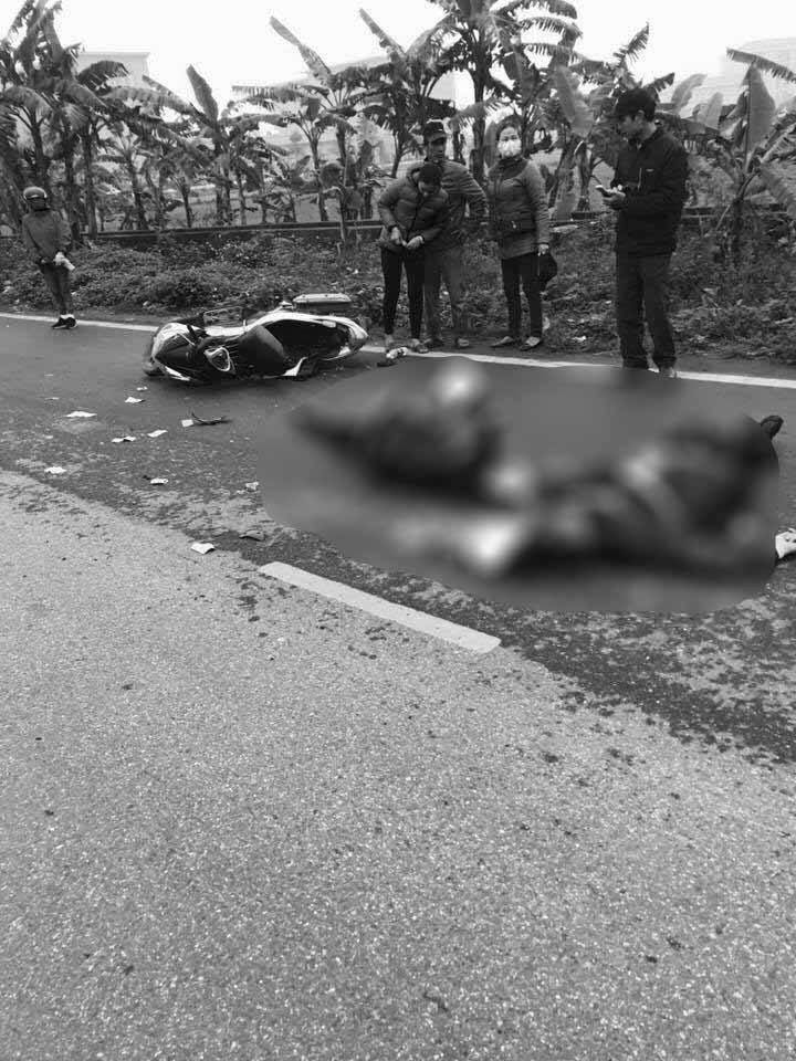 Hà Nội: Xe máy đối đầu container, 1 người chết tại chỗ