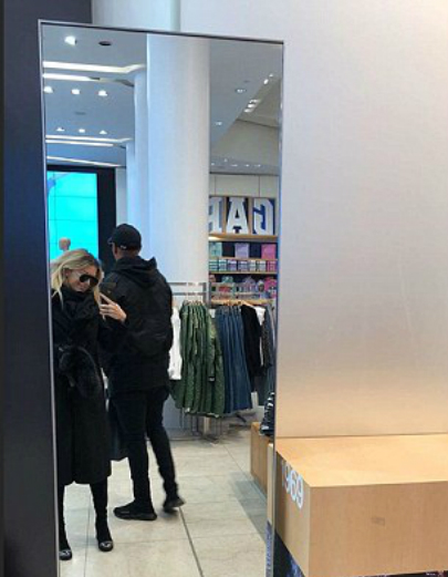 Đánh bại Chelsea, cầu thủ Man Utd đi chơi vòng quanh thế giới