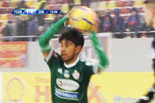 Đội bóng mang tất vào tay để chống lại giá rét