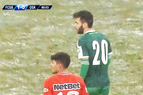 Đội bóng mang tất vào tay để chống lại giá rét