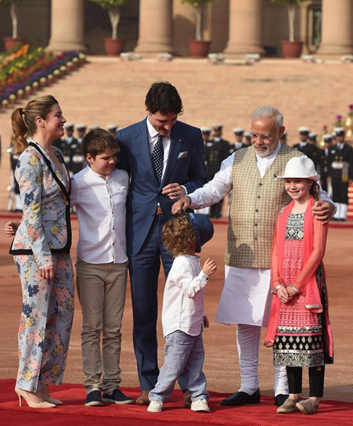Con trai 3 tuổi của thủ tướng Canada gây sốt trong chuyến thăm Ấn Độ