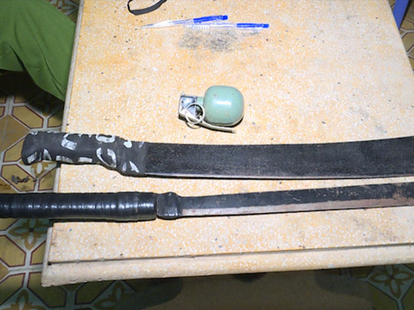 Bắt quả tang 4 nam thanh niên và một phụ nữ đập đá cùng mã tấu và lựu đạn