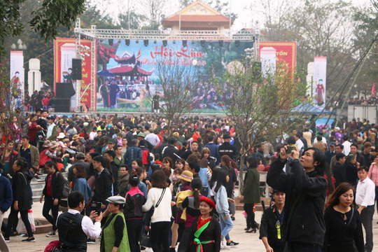 Du khách choáng với chặt chém ở hội Lim: 10.000 đồng/cốc trà đá